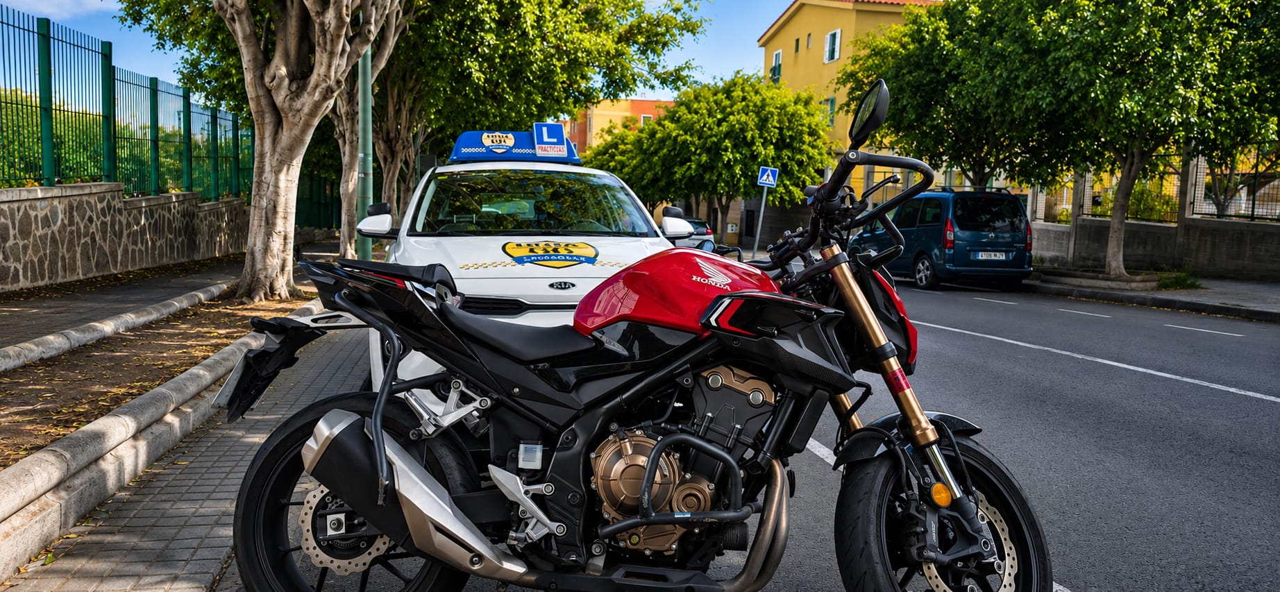 Moto roja de Autoescuela Ruta 66 con vehículo de prácticas al fondo